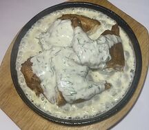 Цыпленок чкмерули в сливочно-чесночном соусе