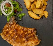 Стейк свинины с соусом BBQ и картофельными дольками