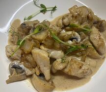 Куриное филе в сливочно-грибном соусе