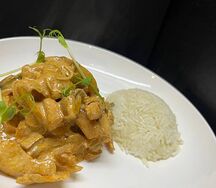 Курица в пикантном соусе с гарниром