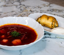 Борщ с чесночной пампушкой и сметаной