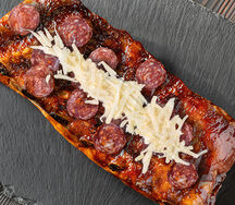 Свиные ребрышки BBQ с колбасками пепперони  и сыром Mozzarella
