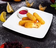 Сырные палочки с ягодным соусом