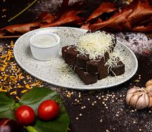 Гренки с пармезаном и чесночным соусом