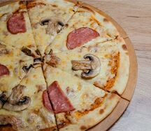 Пицца с ветчиной и грибами