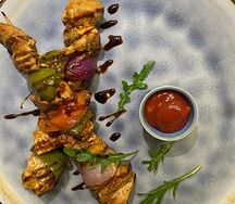 Филе курицы на шпажках с овощами