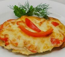 Запеченная курица с сыром и помидорами