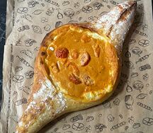 Хачапури по-аджарски с соусом том ям с креветками 
