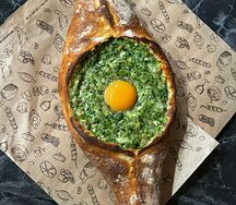 Хачапури по-аджарски с шампиньонами и шпинатом