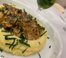 Бефстроганов с картофельным пюре