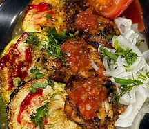 Шашлык из куриного бедра с цукини и томатом 