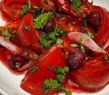 Сладкие томаты с красным луком 
