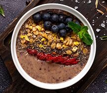 Смузи-боул с клубникой и голубикой