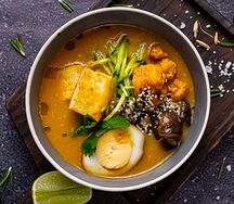 Лакса с куриной грудкой и яйцом