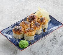 Запеченный ролл с угрем, соусом спайси и сливочным сыром