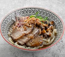 Удон яки со cвинoй грудинкой и соусом цую