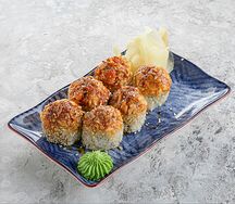 Запеченный ролл с лососем, крабом и кунжутным соусом с чили