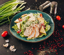 Салат Цезарь с курицей