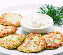 Оладьи из цукини с зеленым соусом