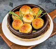 Запеченные шампиньоны с сыром сулугуни