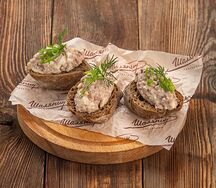 Печень трески с яйцом и зеленым луком на тостах