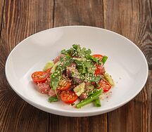 Свежий тунец с огурцом, кинзой и томатами