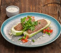 Кабачок с мясной начинкой, запечённый со сметаной