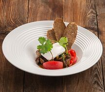 Салат из печёных овощей, томатов с кинзой и сыром