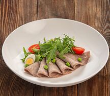 Язык отварной с рукколой и томатами черри