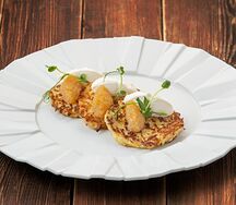 Картофельные драники с щучьей икрой и домашней сметаной