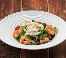 Тёплый салат с кальмарами, креветками и лососем
