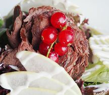 Салат из оленины с грушей и голубым сыром