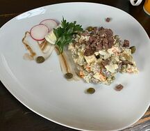 Оливье с запеченной говядиной по-домашнему