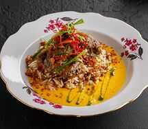 Щечки говяжьи с рисом криспи