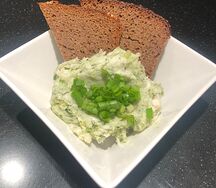 Смалец из сала с лучком и хлебом