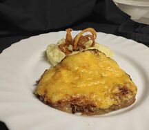 Мясо по-французски с луком и сыром