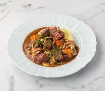 Говядина по-бургундски с картофельным пюре