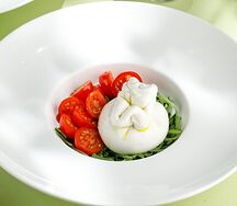 Буррата с рукколой и черри