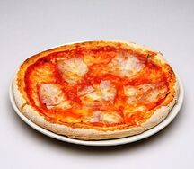 Пицца с ветчиной и сыром