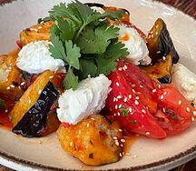 Салат с баклажанами, сливочным сыром и томатами