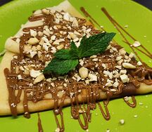 Блин с вареной сгущенкой и кешю