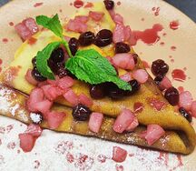 Блин с яблоками и вишней