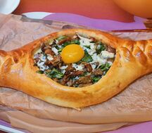 Хачапури с лисичками и шпинатом