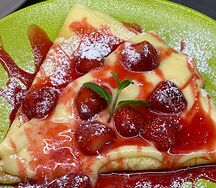 Блин с ванильным соусом и клубникой