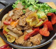 Горячая сковородочка с мясом и овощами