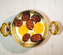 Яичница с суджуком и приправами