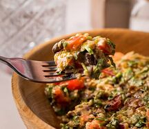 Салат с баклажаноми и хумусом