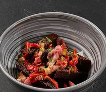 Гренки с печёным перцем и беконом