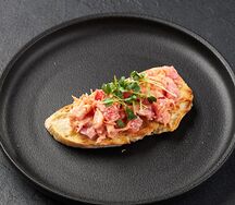 Брускетта с крабом и креветками