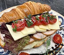 Круассан с копчёной индейкой и сыром гауда